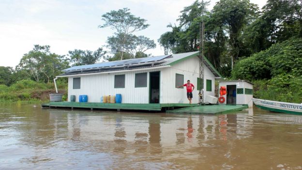 Barco de pesquisa do Instituto Mamirauá no Amazonas