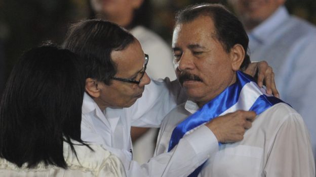 René Núñez le pone la banda presidencial a Daniel Ortega