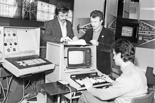 Tres hombres con una computadora industrial en la URSS en los años '80.