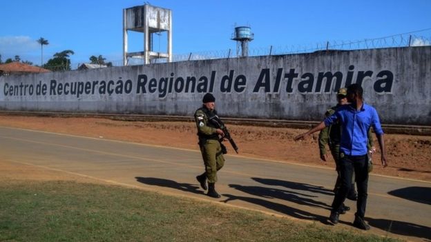 Policiais em frente o Centro de Recuperação Regional de Altamira