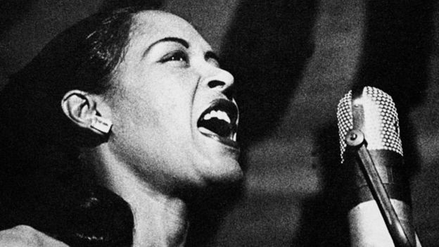 A cantora de jazz americana Billie Holiday