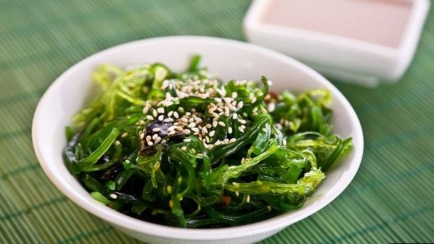 يكثر اليابانيون من تناول أطباق من أعشاب البحر تضاف إليها مواد مختمرة