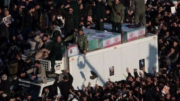 فائزه هاشمی در این فایل صوتی، جمعیتی که برای تشییع جنازه قاسم سلیمانی جمع شده بودند را با "مردم دوران محمد مصدق"، نخست وزیر پیشین ایران در حکومت محمدرضا شاه پهلوی مقایسه کرده