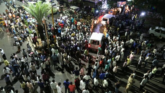 கருணாநிதி உடல் நிலை: நள்ளிரவு திடீர் சிக்கல், மருத்துவமனையில் சேர்ப்பு