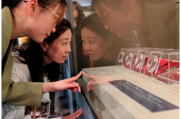 参观者观看上海举办的"五四新文化运动与中共的创建文物史料展"。