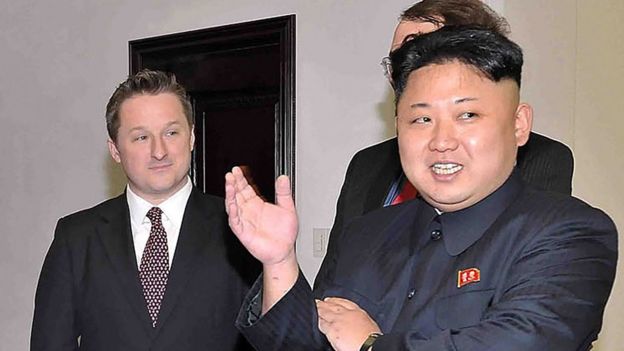 2014年，金正恩与罗德曼在朝鲜会面时，迈克尔（左）在一旁陪同。