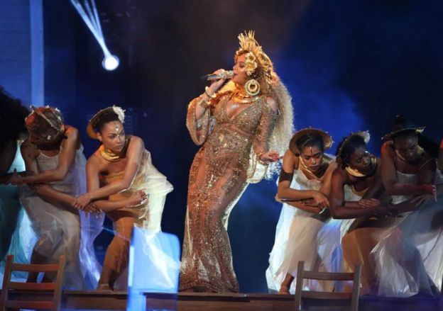 Beyonce akitumbuiza