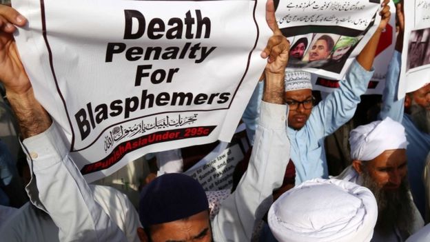 Hardline protesters hold banners demanding death for blasphemers in Karachi, Pakistan (12 Oct 2018)