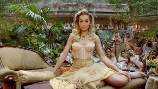 Rita Ora en el video de "Girls"