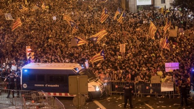 Thousands of people pictured on 3 October chant slogans to protest against the violence that marred Catalonia's referendum vote.