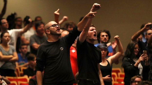 Algunos de los que estaban dentro del teatro boicotearon el discurso de Spencer.
