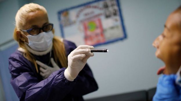 Una médico examina a una paciente en Venezuela.