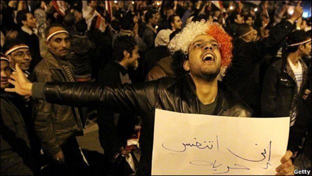 مردم قاهره با نورافشانی استعفای مبارک را جشن گرفتند