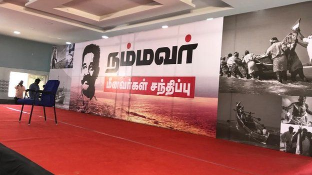 மீனவ பிரதிநிதிகளை சந்தித்த கமல் பொன்னாடை போர்த்த வந்தபோது, `வேண்டாம்` என்று மறுத்து அவர்களை ஆரத்தழுவினார்.