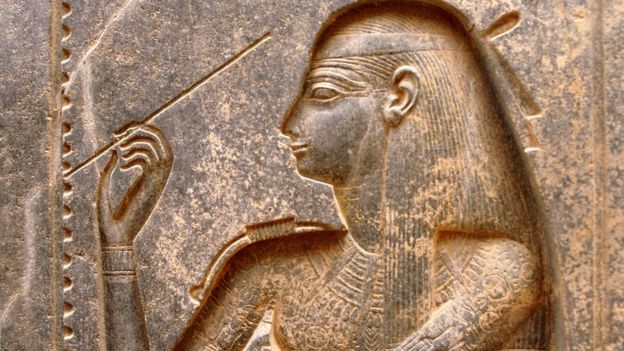 Escultura em pedra da antiga deusa egípcia Seshat
