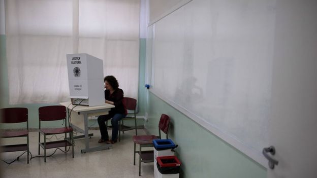 Eleitora votando em eleições presidenciais no Brasil em 2014