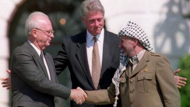 Yitzhak Rabin (solda), Bill Clinton (ortada), and Yasser Arafat (sağda)