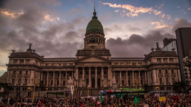 El mismo Congreso mostró la grieta que persiste en Argentina entre los sectores más conservadores y más progresistas. Foto: Getty Images