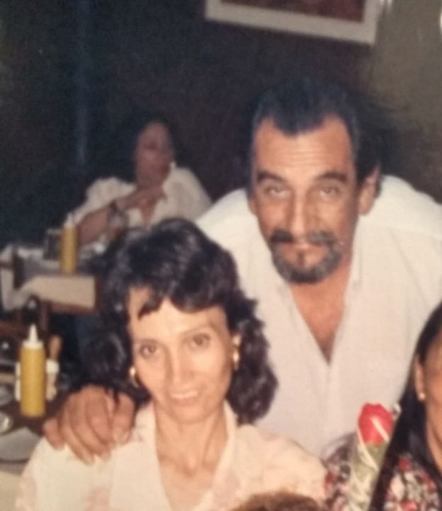 Imagem mostra o músico Lúcio Yanel e a mulher, Sueli, que tem Alzheimer. Na foto, eles aparecem em 1996