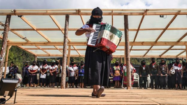 Zapatista con acordeón