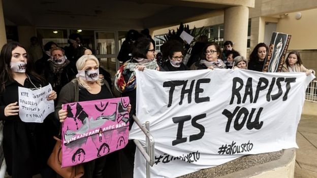 Kadına Yönelik Şiddete Karşı Ağ isimli kadın hakları savunucusu grup, mahkemenin kararını "Tecavüzcü sensin" yazısıyla protesto etti