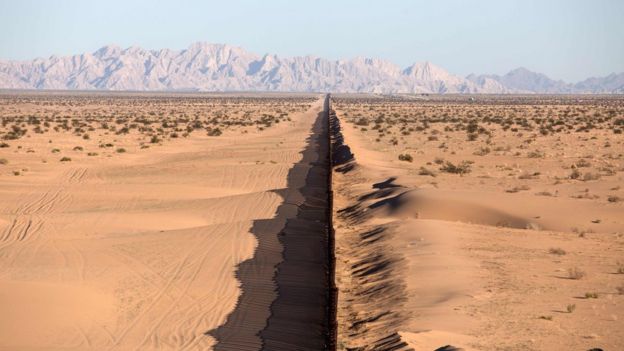 Muro en el desierto de Sonora