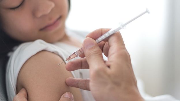 Existe una vacuna para sarampión pero en años recientes ha habido fallos en la cobertura de vacunación.