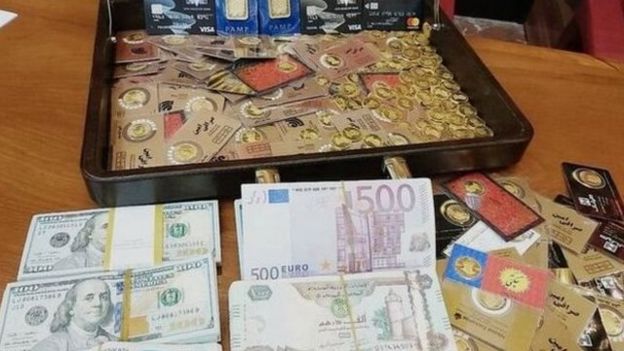 دادستانی می‌گوید این کیف پر از سکه طلا و ارز متعلق به یکی از مدیران پیشین بانک مرکزی ایران است و در عین حال تایید کرده است که ۴٠٠ سکه‌ کشف شده از خانه مدیران بانک مرکزی بسته‌بندی صرافی پسرعموی امید اسدبیگی، مدیرعامل کارخانه نیشکر هفت تپه است