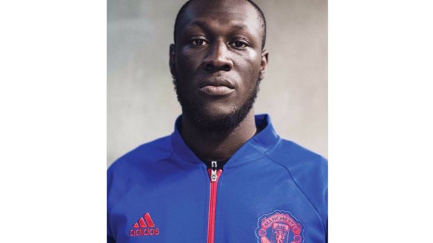 Msanii Stormzy akiwa amevalia jezi ya timu anayoshabikia ya Manchester United