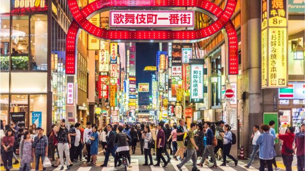 Calle transitada de Tokyo, Japón.