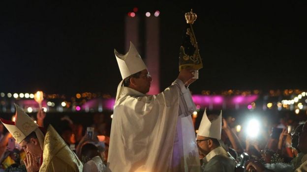 Arquidiocese de Brasília realiza missa solene e procissão durante Festa da Padroeira - Nossa Senhora Aparecida, na Esplanada dos Ministérios, em 2017