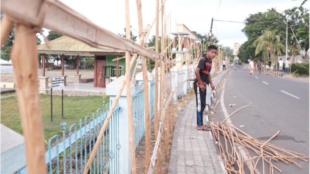 Tiang-tiang lilin dari kayu kukung dan belahan bambu yang diikat menggunakan tali gebang ini dipasang sepanjang jalur utama prosesi Jumat Agung dalam tradisi perayaan Paskah Semana Santa.