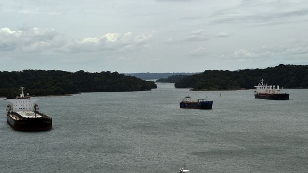 Barcos en las cercanías del Canal de Panamá