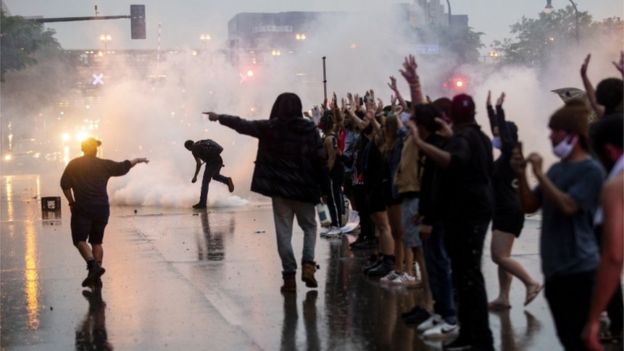 Polícia usou bombas de gás lacrimogênio contra manifestantes na terça-feira, em Minneapolis, que protestaram contra morte de George Floyd