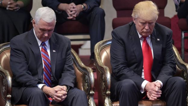 Trump em oração durante conferência de pastores evangélicos