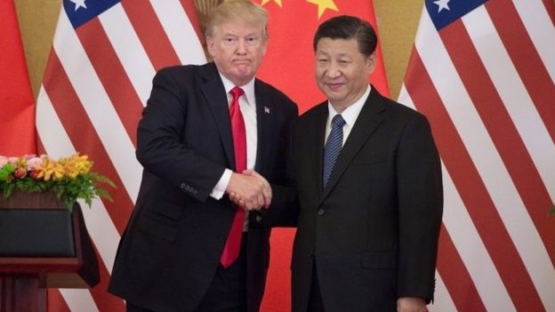الرئيس الامريكي دونالد ترامب ونظيره الصيني شي جينبينغ