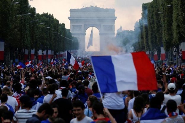 Celebraciones en los campos elíseos de París.