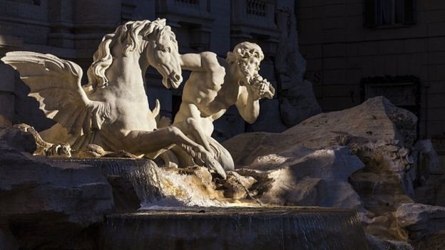 Detalhe das esculturas de mármore da fonte.