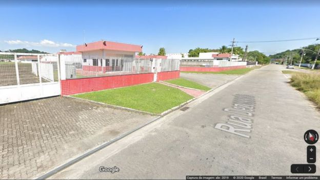 Reprodução de imagem do Google Street View mostra fachada e portaria de fábrica durante o dia