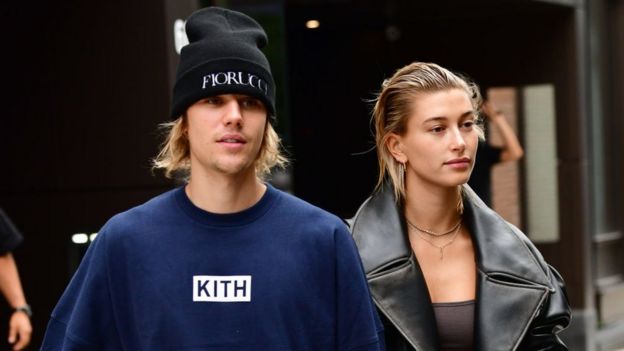 Justin Bieber con su esposa Hailey.