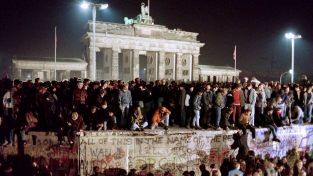 Bức tường Berlin sụp đổ ngày 9/11/1989 làm Việt Nam bị sốc