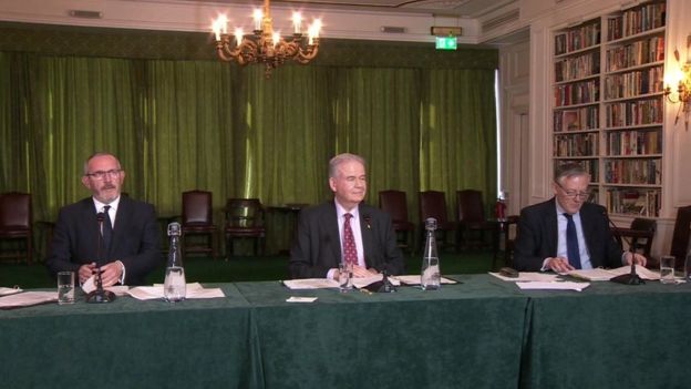 İstihbarat ve Güvenlik Komisyonu başkanı Julian Lewis (ortada) ile komisyon üyeleri Kevan Jones ile Stuart Hosie, Rusya raporunu kamuyouna açıkladı.