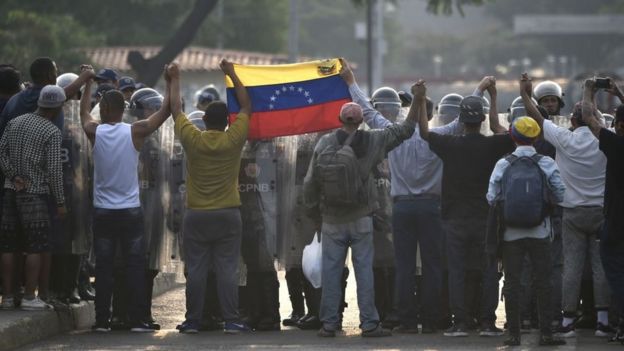 Manifestantes en la frontera con Colombia