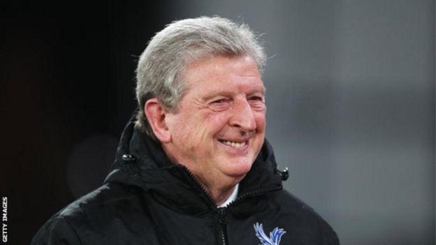 Mkufunzi wa Crystal Palace Roy Hodgson anasema kwamba anataka kuwasajili wachezaji wanne au watano katika dirisha dogo la uhamisho la mwezi Januari. (Mail)