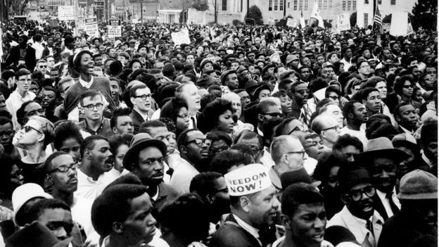 Manifestantes durante uma marça em Montgemery, em Selma, Alabama, um ícone do movimento por direitos civis.