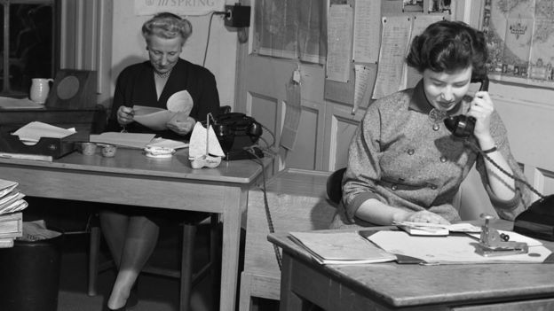 Secretarias en la década del 50 en la BBC, de izquierda a derecha, A. Sheperdson y L. Fenner
