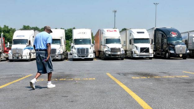 Camiones estacionados en Pensilvania, Estados Unidos.