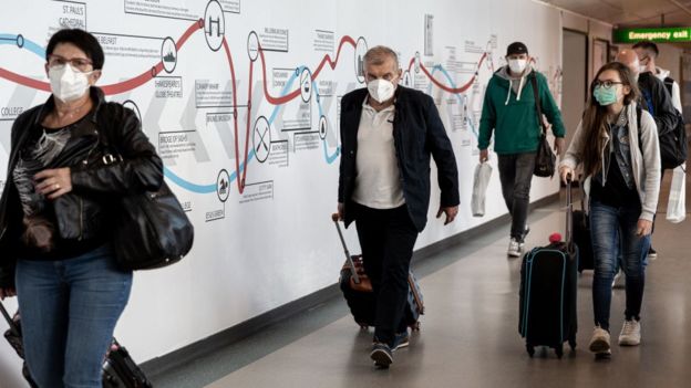 Personas regresando a casa en el aeropuerto de Heathrow en Londres.