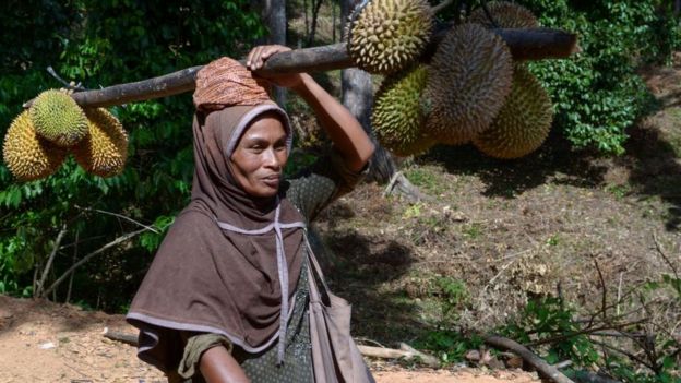 mujer cargando