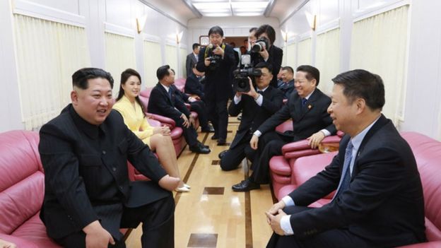 Kim Jong-un y su esposa, Ri Sol-ju, en un vagón del tren del norcoreano.